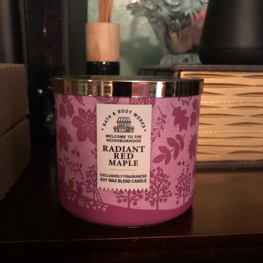 NWT Bath & Body Works Radiant Red Maple ๐ 3 Wick Candle - Picture 1 of 6